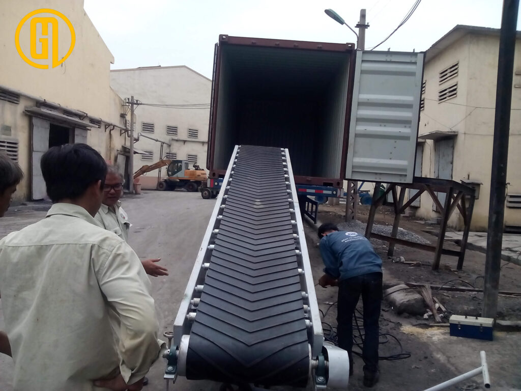Hình ảnh băng chuyền hàng hóa lên xe